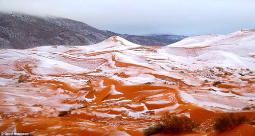 Tuyết rơi lần đầu tiên sau 37 năm trên sa mạc Sahara - 1