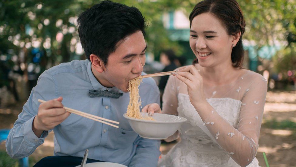 Ảnh cưới “lầy lội: Cặp đôi ăn bất chấp mọi nơi, mọi chỗ, gây amp;#34;bãoamp;#34; MXH - 2