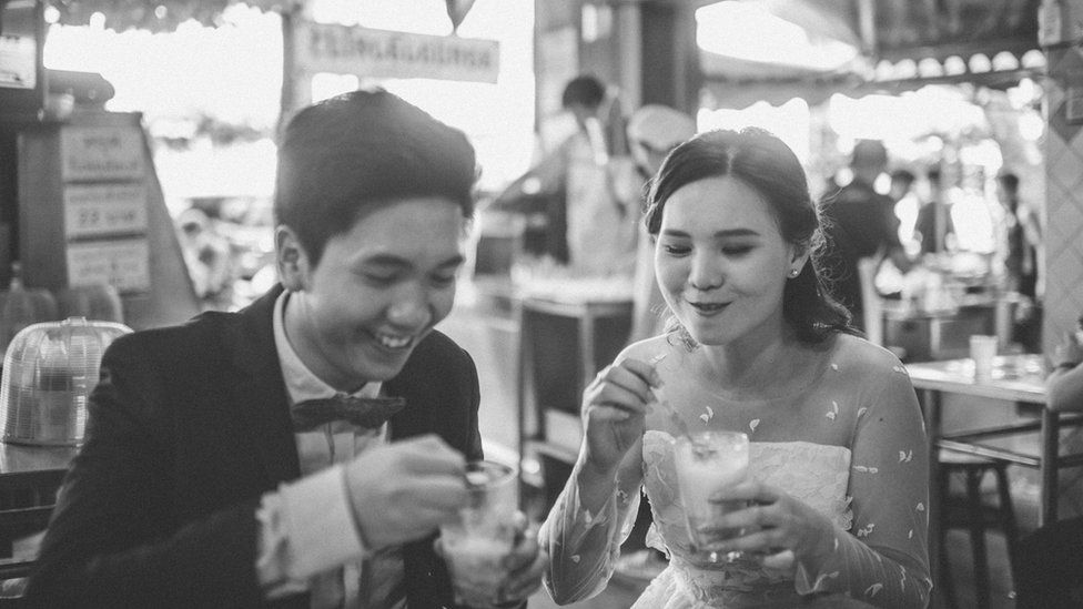 Ảnh cưới “lầy lội: Cặp đôi ăn bất chấp mọi nơi, mọi chỗ, gây amp;#34;bãoamp;#34; MXH - 6