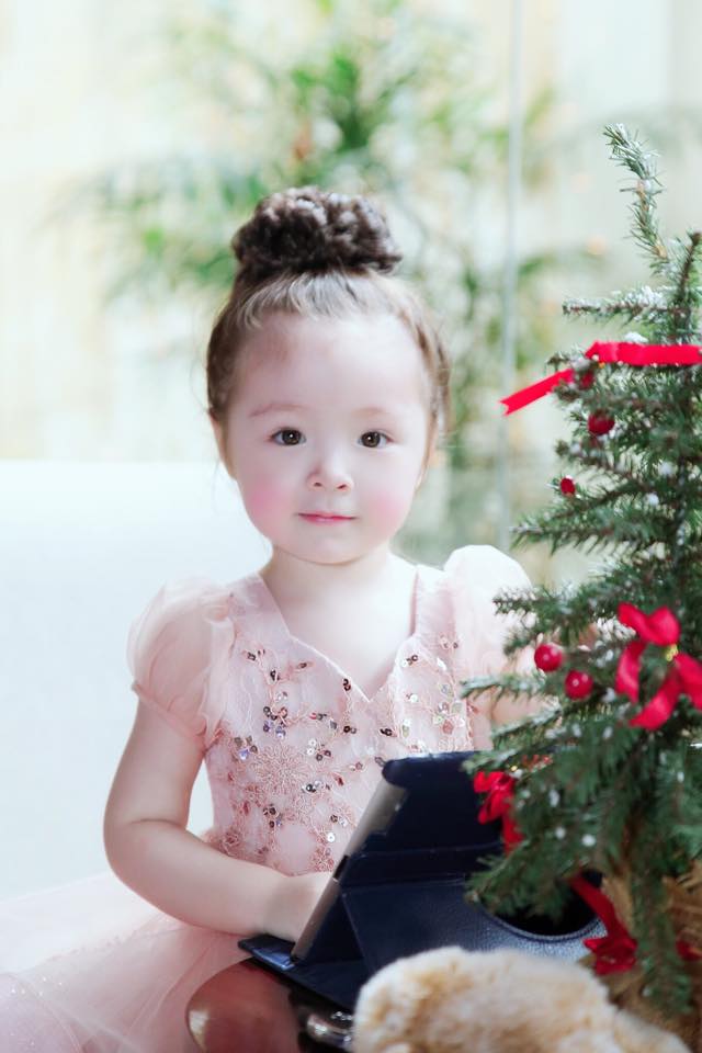 amp;#34;Rụng timamp;#34; với vẻ đẹp thiên thần của hai con Elly Trần trong ngày Giáng sinh - 4