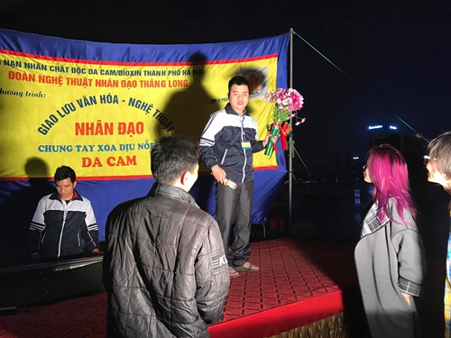 Điều xúc động Mỹ Tâm làm trong đêm Noel: Bất ngờ dừng xe, hát ở sân khấu không khán giả - 1