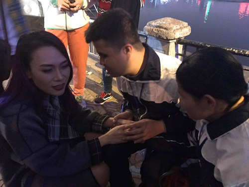 Điều xúc động Mỹ Tâm làm trong đêm Noel: Bất ngờ dừng xe, hát ở sân khấu không khán giả - 7