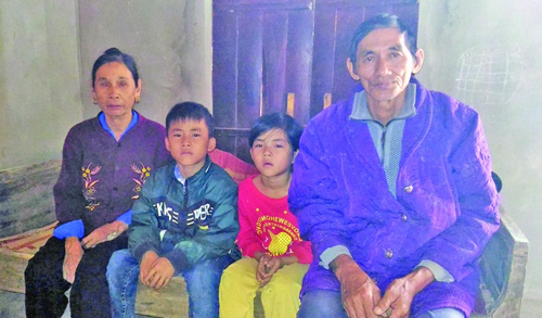Vừa mãn tang bố, hai đứa trẻ lại đội khăn tang mất mẹ vì tai nạn giao thông - 1