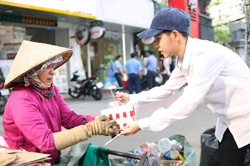 Vũ Cát Tường đi xe máy, trao quà cho người nghèo - 1