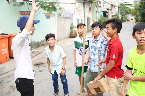 Vũ Cát Tường đi xe máy, trao quà cho người nghèo - 10