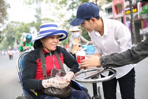 Vũ Cát Tường đi xe máy, trao quà cho người nghèo - 2