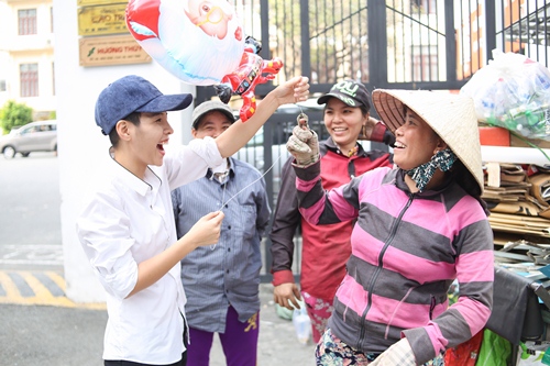 Vũ Cát Tường đi xe máy, trao quà cho người nghèo - 4