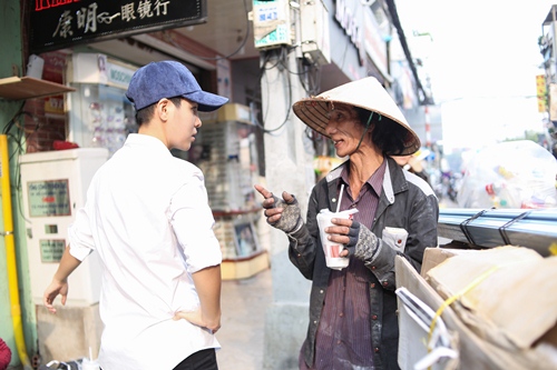 Vũ Cát Tường đi xe máy, trao quà cho người nghèo - 5