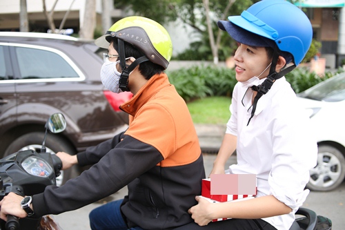Vũ Cát Tường đi xe máy, trao quà cho người nghèo - 6