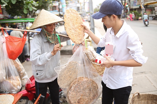 Vũ Cát Tường đi xe máy, trao quà cho người nghèo - 7