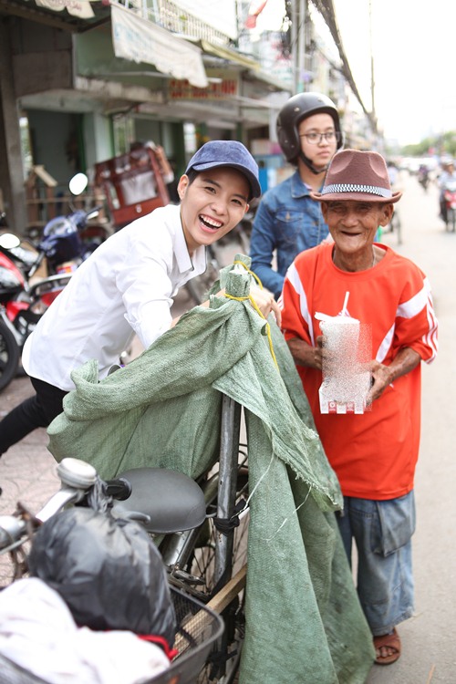 Vũ Cát Tường đi xe máy, trao quà cho người nghèo - 8