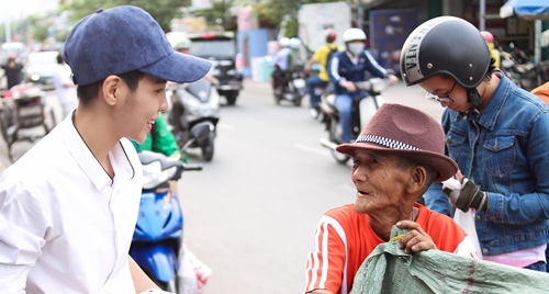 Vũ Cát Tường đi xe máy, trao quà cho người nghèo - 9
