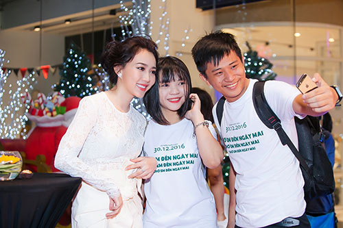 Sau chia tay Trương Ngọc Ánh, Kim Lý thân mật, rạng rỡ bên diễn viên Sứ mệnh trái tim - 8