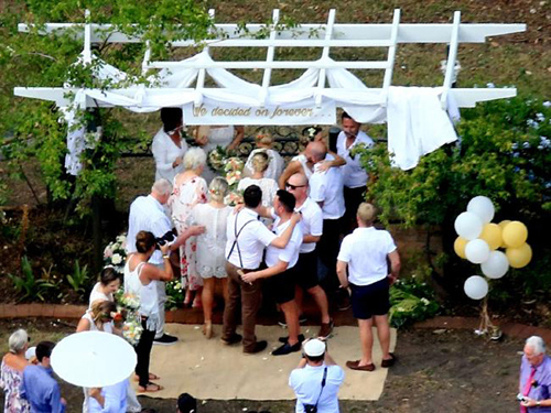 Chân dài Miranda Kerr bất ngờ làm phù dâu trong lễ cưới đồng tính của em trai - 4