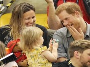 Clip Eva - Cô bé 2 tuổi hồn nhiên "ăn trộm" bỏng ngô của Hoàng tử Anh