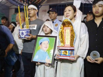 Con gái ruột, con gái nuôi khóc ngất trong buổi đưa tiễn nghệ sĩ Khánh Nam về trời