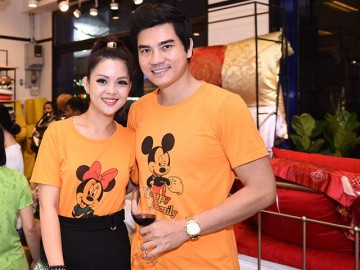 Vợ chồng diễn viên Thành Được vượt đường xa, mưa gió đi sự kiện