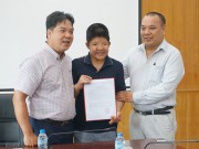 Giải trí - Sáng nay, bé Bôm - con trai Quốc Tuấn được trao học bổng tại Học viện Âm nhạc Quốc gia