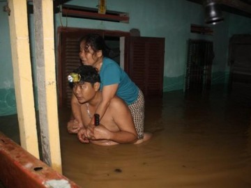 19 người trong 4 gia đình bị vùi lấp, nhiều nơi trên cả nước dân trắng đêm chạy lũ