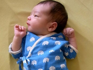 Trẻ 3 tháng tuổi nặng bao nhiêu kg là đủ chuẩn?