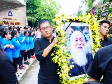 Tiếng trống trường hòa tiếng khóc của học sinh LTV tiễn biệt thầy Văn Như Cương