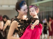 Giải trí - Hồng Quế và con gái xinh yêu gây chú ý khi đi nghe nhạc