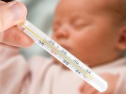 Làm mẹ - Cách hạ sốt cho trẻ 2 tháng tuổi cha mẹ cần phải ghi nhớ