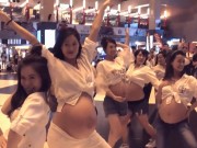 Chửa vượt mặt, các bà bầu Đài Loan vẫn rủ nhau Flashmob ở ga tàu điện