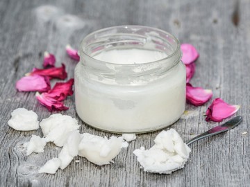 Dùng dầu dừa dưỡng tóc là đủ, cần gì phải mua những sản phẩm đắt tiền