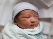 Làm mẹ - Trẻ sơ sinh bị đi ngoài nhiều, có bọt: Mẹ nên và không nên làm gì?