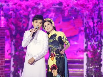 Phi Nhung nắm tay “người chồng không bao giờ cưới” từ Quảng Trị đến Đồng Hới