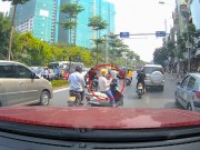 Clip Eva - "Ninja xe Lead" dừng xe giữa đường nghe điện thoại "mặc kệ thiên hạ"