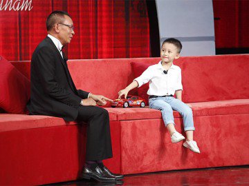 Lại Văn Sâm khoái chí cậu bé biết tuốt về xe hơi, sợ mẹ “bị mổ bụng” nếu đẻ thêm