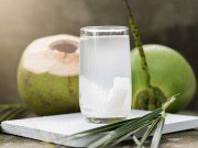 Bà bầu - 3 tháng cuối thai kỳ, bà bầu có nên uống nước dừa không?