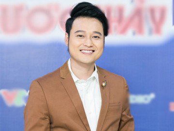 Giàu có nhưng Quang Vinh chỉ lặng thầm bắt taxi đi show, chẳng ekip hay lái xe riêng