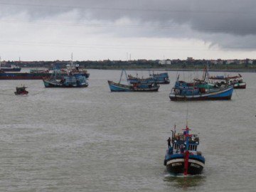 Tin mới bão số 12 (Damrey): Sơ tán khẩn cấp gần 400.000 người dân, cấm biển ngay lập tức