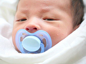 Cho con ngậm ti giả thường xuyên mà nhiều mẹ Việt không biết 4 nguy hại này!