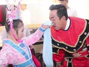 Hình ảnh cuối cùng của nghệ sĩ Khánh Nam trên truyền hình bên con gái nuôi trước khi mất