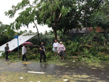 Chùm ảnh: Bão số 12 càn quét,  Khánh Hòa tan hoang chưa từng thấy sau hơn 20 năm