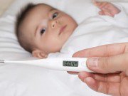 Yêu con - Cách chăm sóc trẻ sơ sinh bị sốt khi tiêm phòng