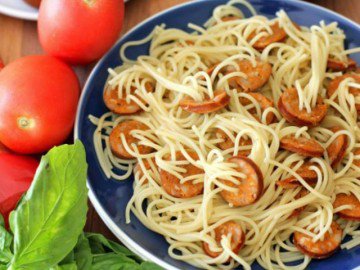 Spaghetti xiên xúc xích hai mẹ con cùng nhau vào bếp