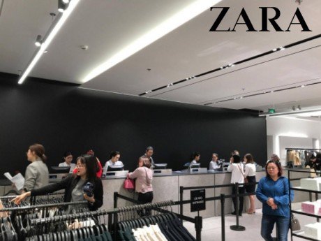 Mưa gió ngày khai trương, Zara đón lượng khách không đông như mong đợi