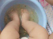 Làm mẹ - Mẹ bỉm sữa truyền nhau cách ngâm chân nước gừng trị ho cho con: Bác sĩ nói gì?