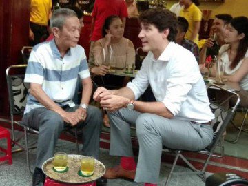 Thủ tướng Canada điển trai ngồi uống cà phê vỉa hè ở Sài Gòn