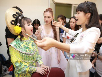 Bà mẹ 4 con Trang Nhung lo lắng, chăm sóc con gái thứ 3 trong hậu trường