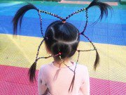 Làm mẹ - Bé gái nổi bật nhất MXH nhờ kiểu tóc tết hình ngôi sao "khổng lồ" trên đầu