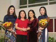 Sao Việt - Mẹ không bỏ lỡ buổi diễn nào của 2 chị em Sao Mai Thu Hằng - Bích Hồng