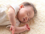 Làm mẹ - Trẻ sơ sinh ngủ hay giật mình có đáng lo ngại không?