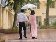 Tin tức - Bố nắm tay con gái trong mưa, bộ ảnh độc và xúc động nhất mùa kỷ yếu năm nay