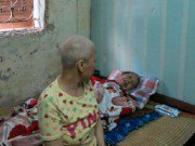 Tin tức - Vợ ung thư vú chấp nhận đóng bỉm ở ngực để duy trì sự sống cho chồng